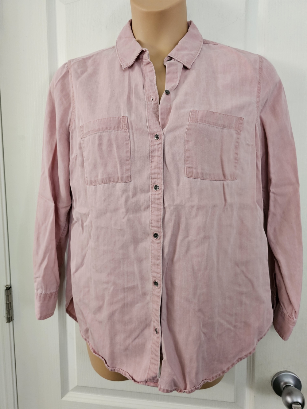 Old Navy  L Lightweight Button-Down Shirt in Dusty Pink